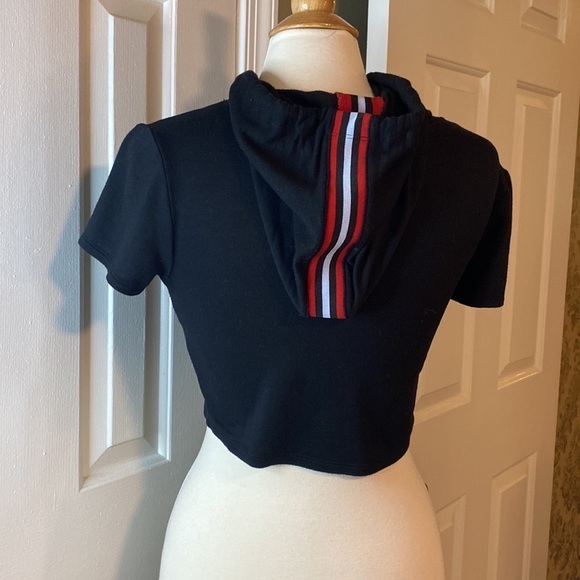 Cropped Black Hoodie Short Sleeved Shirt Size Medium in Like New Condition - Picture 3 of 5